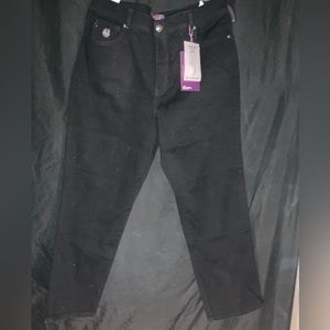 Brand New Gloria Vanderbilt Jeans  
~Size 14    
~14 Stretch Short